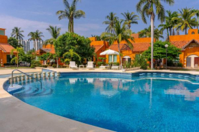 Family Condo with 3 Bedrooms Pool & Hot tub